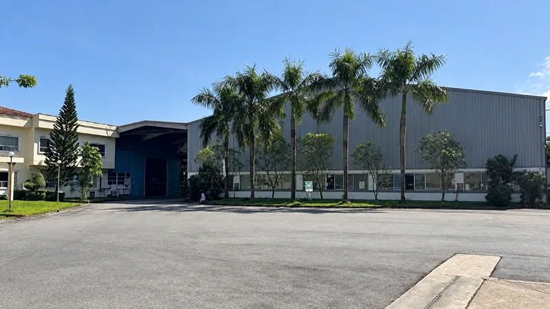 廠房前庭：左側為辦公大樓，右側為生產廠房