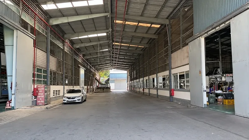 廠房之間的有頂棚裝卸通道