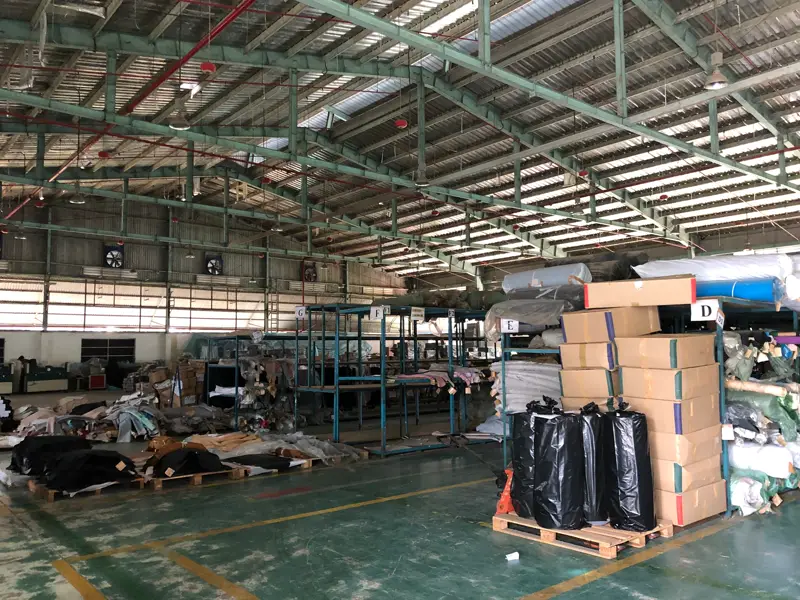 原物料倉庫：堆放的紙箱與材料